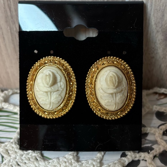 cameo Jewelry - Vintage-Inspired Gold and Cream Rose Cameo Earrings